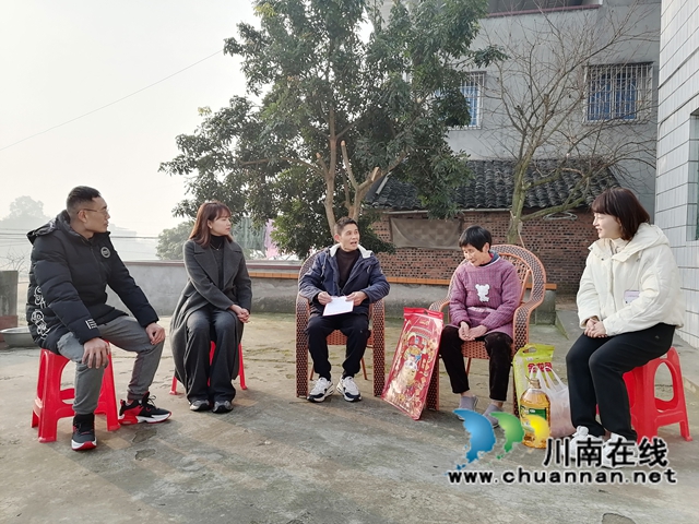 慰問組到瀘縣方洞鎮(zhèn)宋田村返鄉(xiāng)農(nóng)民工代表李國夢家里走訪慰問.jpg