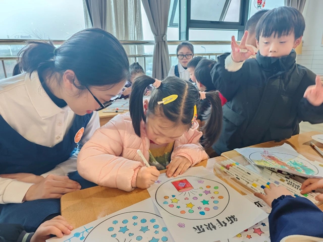瀘州市城投·保蓓家托育園：“祖輩護(hù)苗”當(dāng)助教