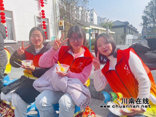 歡樂(lè)鬧元宵 共筑愛(ài)國(guó)情｜瀘縣玉蟾街道朝陽(yáng)社區(qū)開(kāi)展大學(xué)生志愿者慶祝元宵節(jié)活動(dòng)