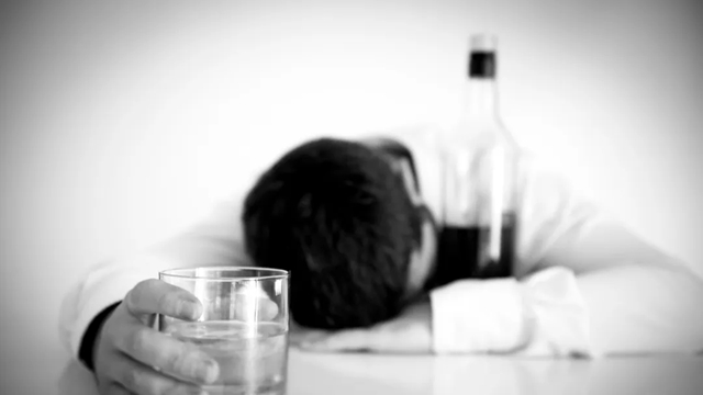 【生死局】感情深，一口悶！30歲男子喝進ICU，器官衰竭