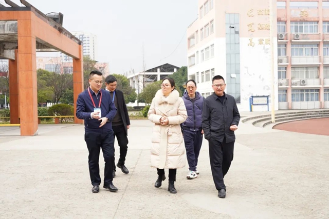 瀘州市教育和體育局副局長何明英帶隊檢查瀘縣建校開學(xué)工作