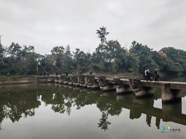 參觀龍腦橋（曾佐然攝）.jpg