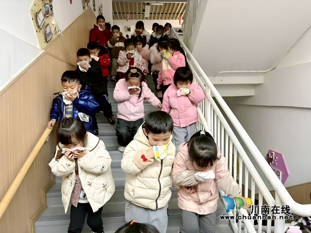 敘永魚鳧公園幼兒園開展消防安全疏散演練活動(dòng)