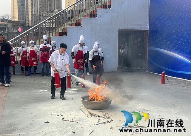 食堂人員滅火演練.jpg