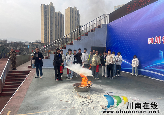 學(xué)生滅火演練.jpg