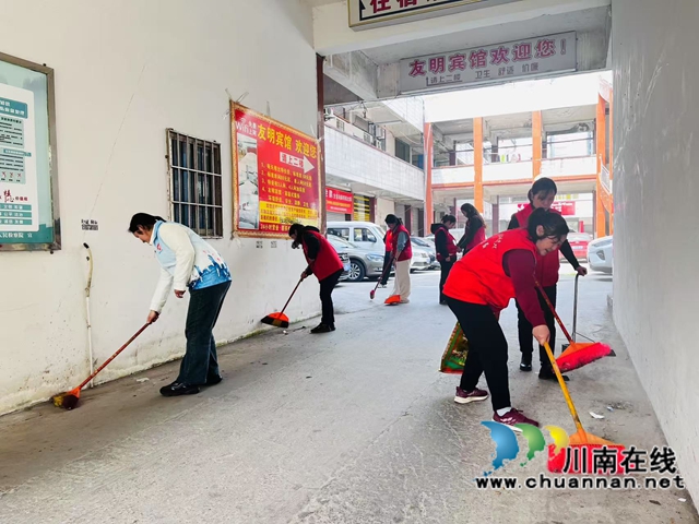 志愿者打掃衛(wèi)生（龍洪艷攝）.jpg
