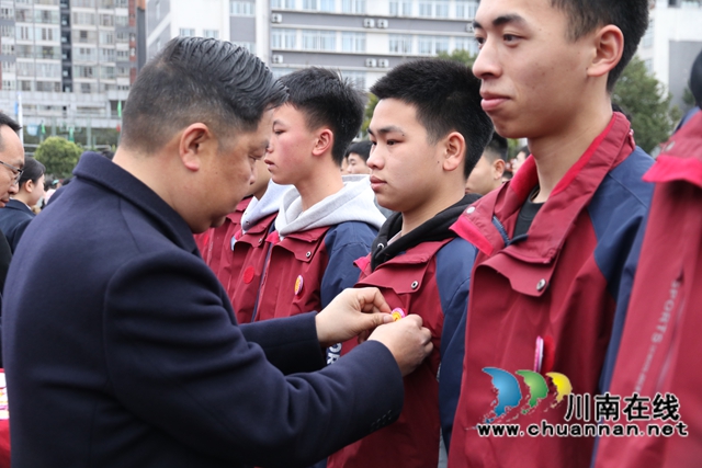 教師給學生佩戴成人紀念章.JPG