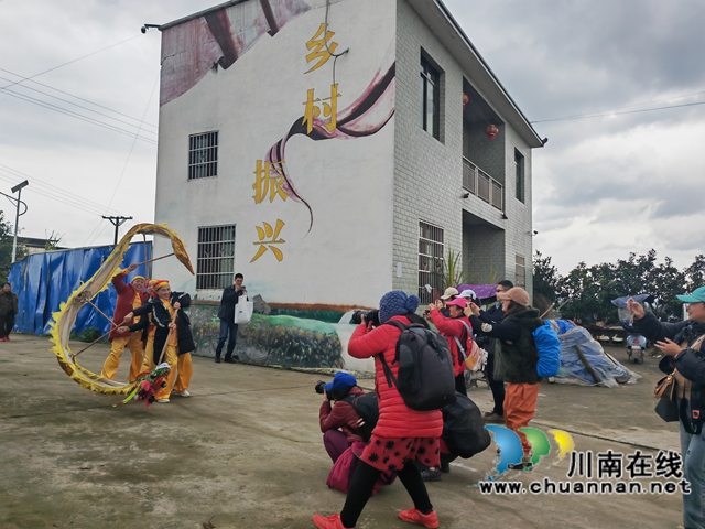 錦江區(qū)攝協(xié)會(huì)員在方洞鎮(zhèn)陳田村拍攝（曾佐然攝）.jpg