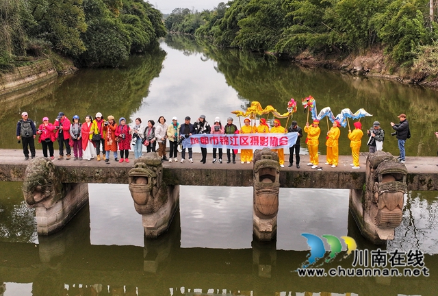 錦江攝影家協(xié)會(huì)會(huì)員在龍腦橋上合影.jpg