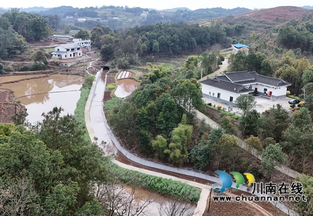 節(jié)水改造后的主干渠（夏廷貴攝）.jpg