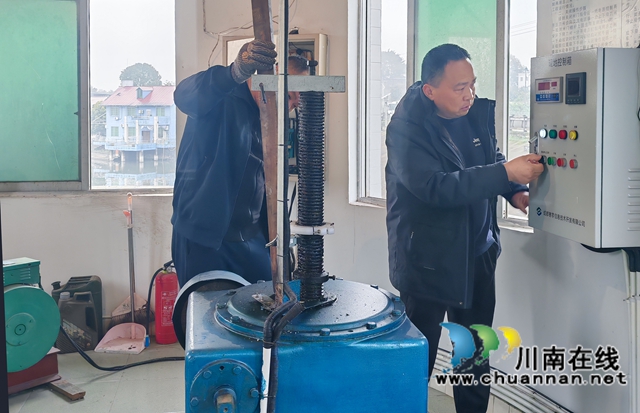 啟動水閘放水電源控制開關(guān)（夏廷貴攝）.jpg