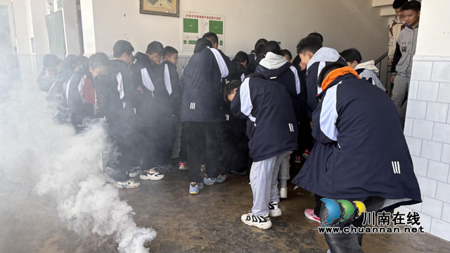 納溪區(qū)護國中學開展消防應急疏散演練