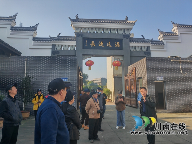 參觀（曾佐然攝）.jpg