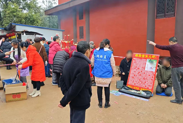 不要同情！膝蓋一跪，日入上千……