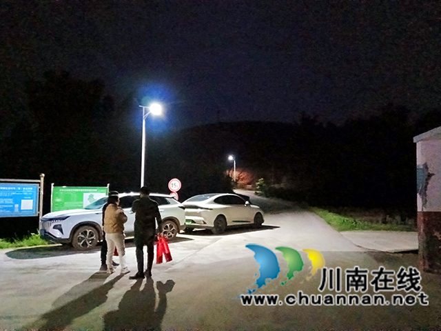 圖5：路燈照亮村民夜行路.jpg
