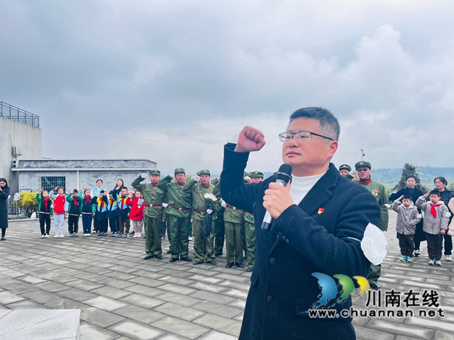 重溫入黨誓詞（龍洪艷攝）.jpg