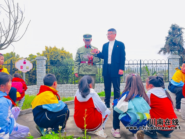 聽退役軍人講故事2（龍洪艷攝）.jpg