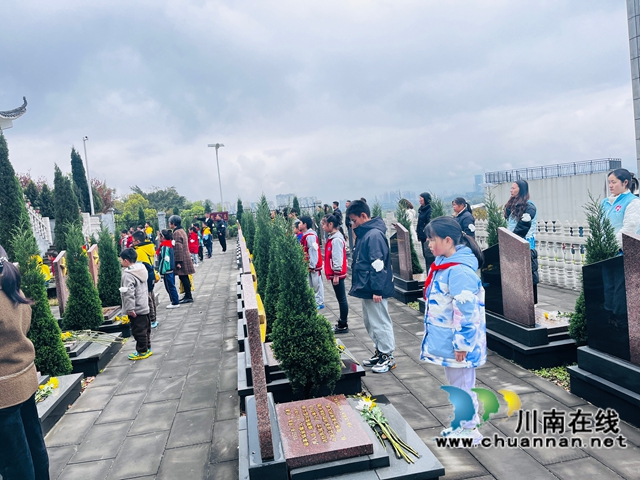 默哀（龍洪艷攝）.jpg