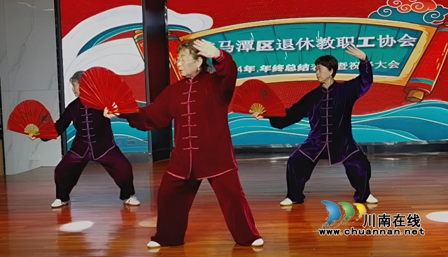 多才多藝的退休教師為壽星祝壽 (2).jpg