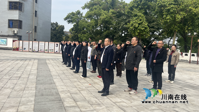 江陽區(qū)大山坪街道康華苑社區(qū)開展“傳承革命精神·緬懷革命烈士”祭掃活動(dòng)