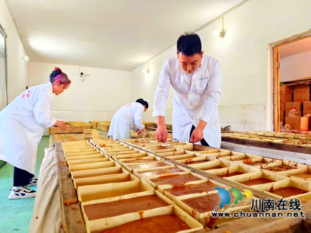 圖3：李萬富檢查紅糖定型情況.jpg