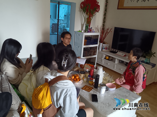 江陽區(qū)大山坪街道康華苑社區(qū)：志愿者上門送暖，情系獨居老人心