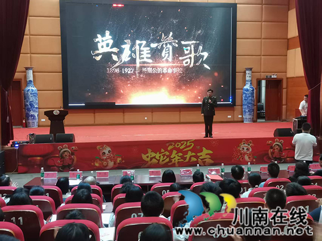 宣講員正在宣講紅色故事——英雄贊歌場景.jpg