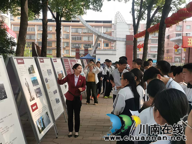 學(xué)生們正在流動博物館聽“四渡赤水在瀘州”的介紹.jpg