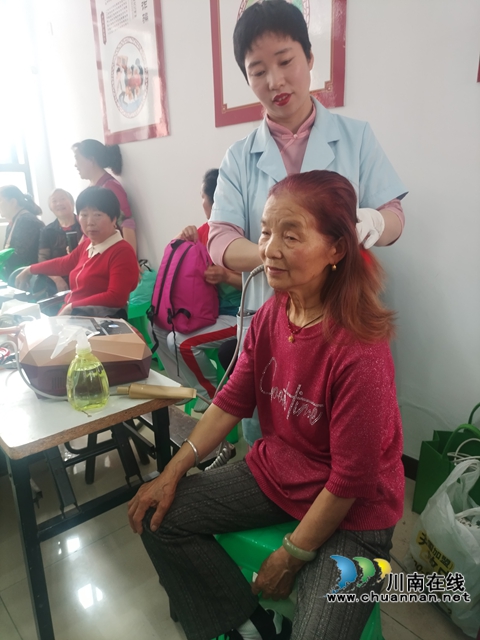為老人按摩.jpg
