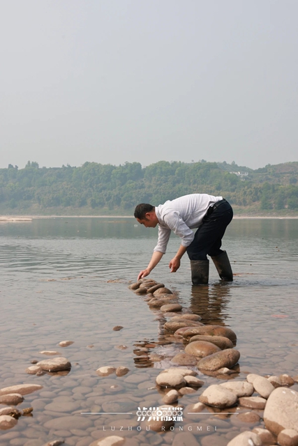 緊急救援！近千斤魚兒擱淺合江，他們用鵝卵石搭起臨時(shí)“魚道”