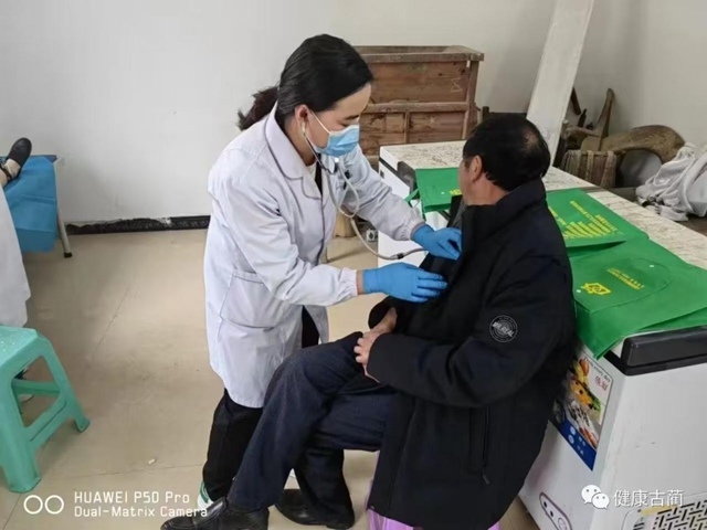 高鐵乘客突發(fā)急癥 古藺醫(yī)生出手救人