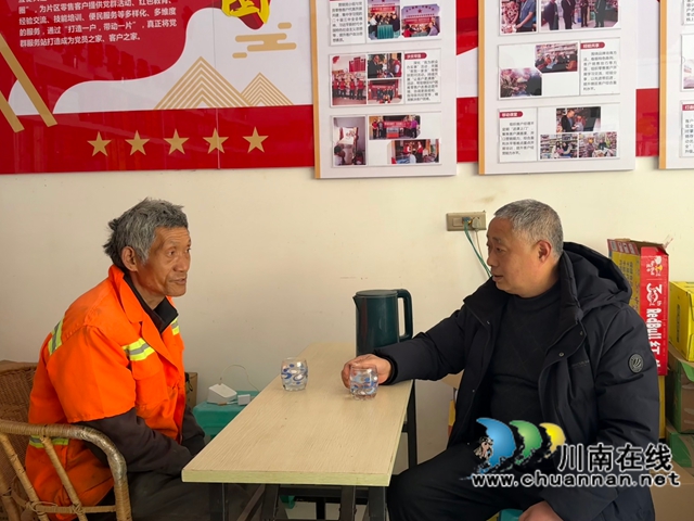 2.文奉華陪著進(jìn)店休息的環(huán)衛(wèi)工人閑聊（賴浣峰供圖）.jpg