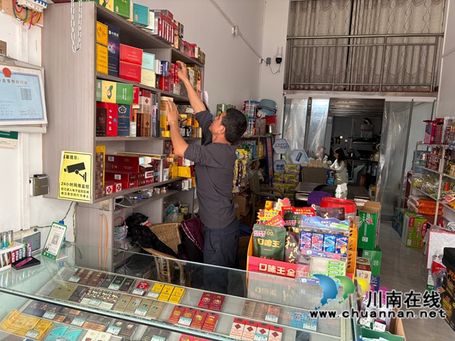 配圖1：殷華興正在店里整理貨柜（郭敘苓拍攝）.jpg
