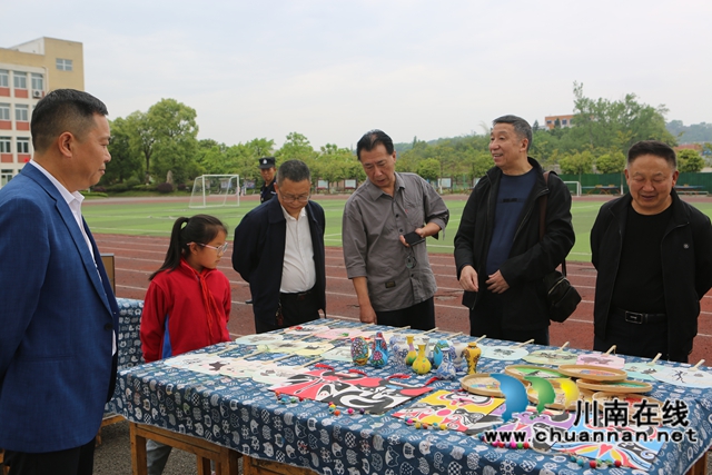 瀘縣關(guān)工委的同志參觀學(xué)校師生的手工作品（曾佐然攝）.jpg