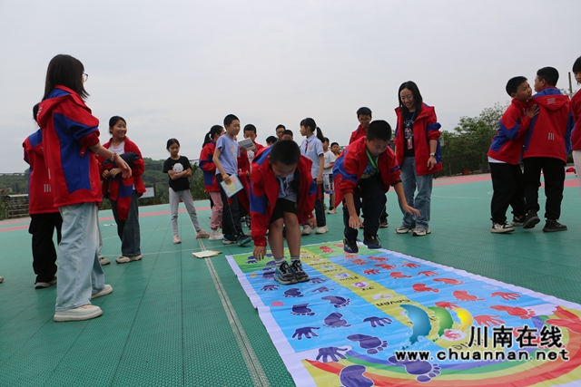學(xué)生做游戲，重走長(zhǎng)征路（曾佐然攝）.jpg