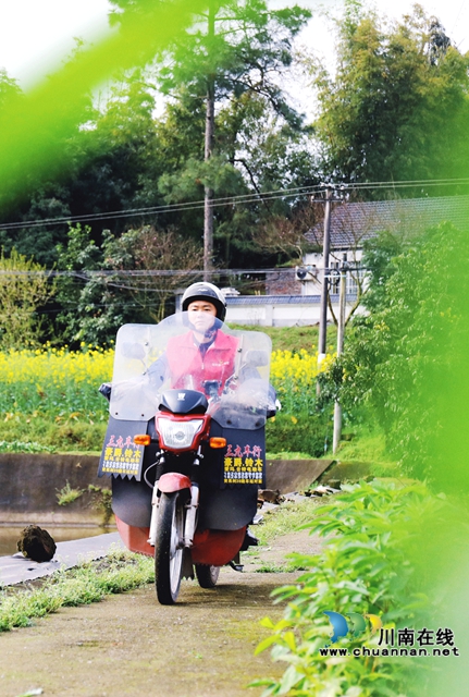 梁毅騎著摩托車穿梭在長春村的每個角落。.jpg