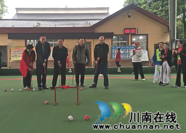 參加開賽式領(lǐng)導(dǎo)為門球賽開球.jpg