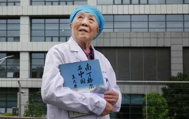 86歲的“南丁格爾”退休，留下的燈火卻依然閃爍