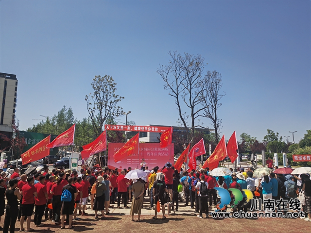 川渝游泳健兒齊聚瀨溪河|瀘縣舉辦2025公開水域應(yīng)急救援演練游泳邀請賽(圖1) 游泳比賽開幕式(曾佐然攝).jpg