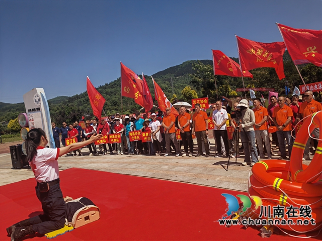 川渝游泳健兒齊聚瀨溪河|瀘縣舉辦2025公開水域應(yīng)急救援演練游泳邀請賽(圖2) 應(yīng)急救援演示(曾佐然攝).jpg