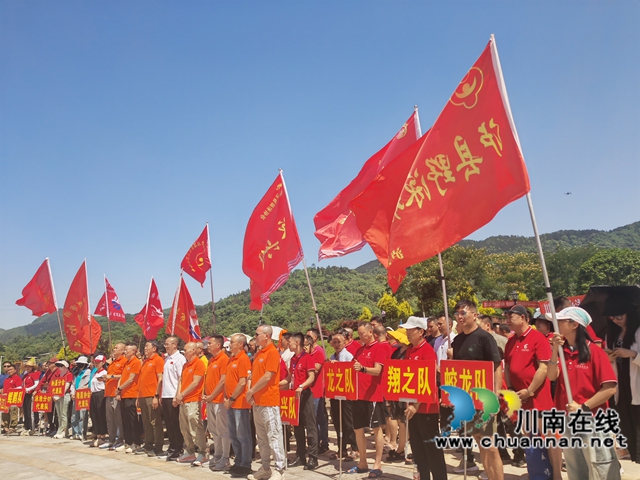 川渝游泳健兒齊聚瀨溪河|瀘縣舉辦2025公開水域應(yīng)急救援演練游泳邀請賽(圖11) 代表隊(曾佐然攝).jpg