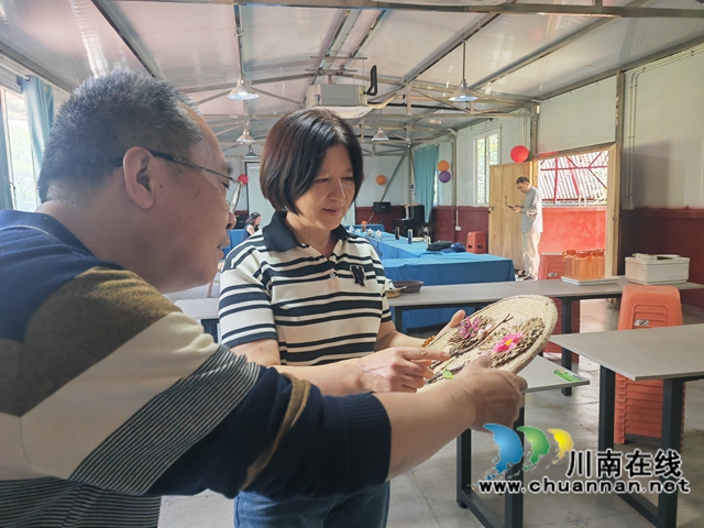 察看研學(xué)的手工作品（曾佐然攝）.jpg