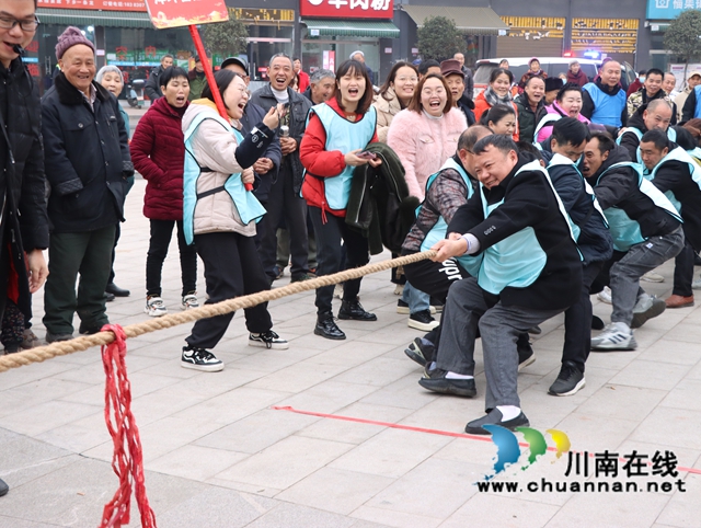 瀘縣組織農(nóng)民工運(yùn)動(dòng)會拔河比賽.JPG