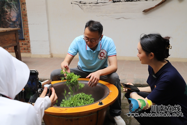 手工制茶（陳清攝）.jpg