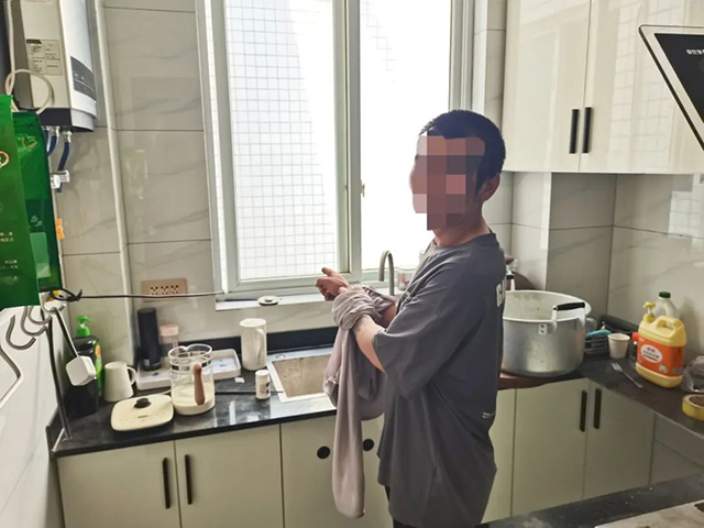 報(bào)警和被打之間，選擇被打……