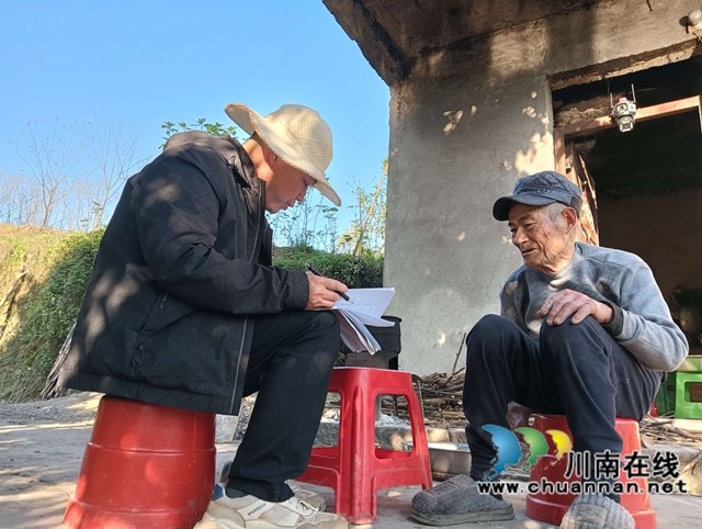 配圖2：駐村干部陳龍君幫助養(yǎng)殖戶填報資料（圖片作者：鄭嬋娟）.jpg