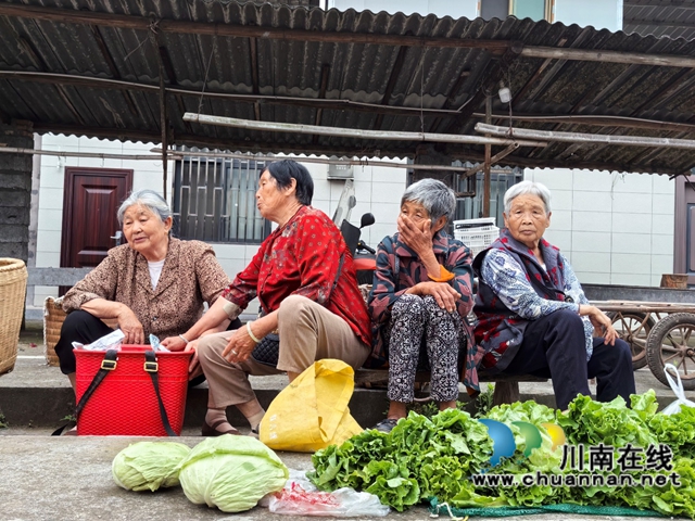 瀘縣：在光明古道旁光明場守候生意的老人