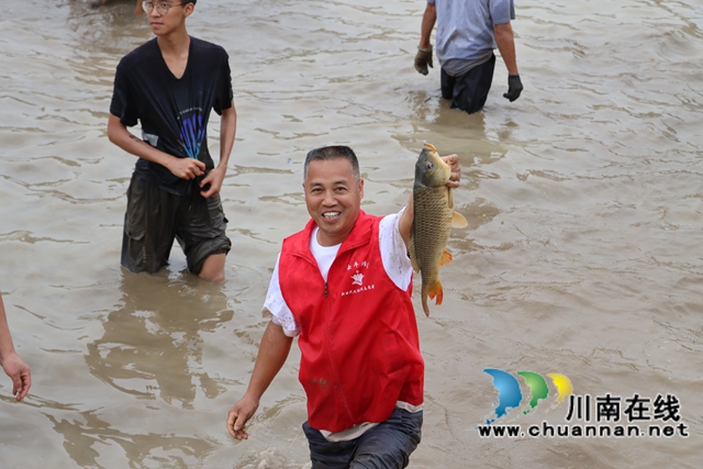 捕魚（李桂漣攝）.jpg