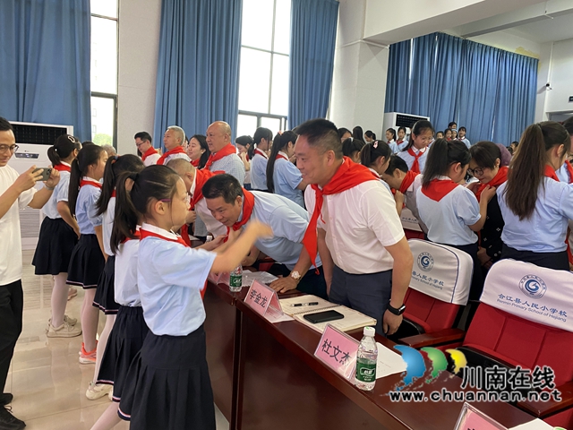 少先隊(duì)員佩戴紅領(lǐng)巾.jpg