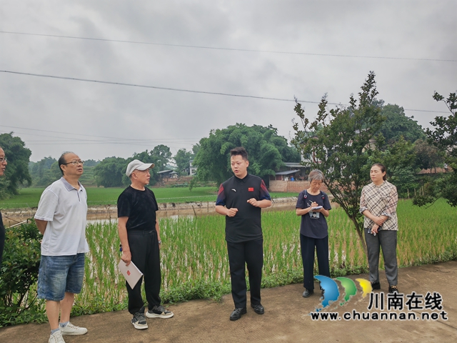 黃楚添（中）向瀘縣老科協(xié)領導介紹基地建設情況（曾佐然攝）.jpg